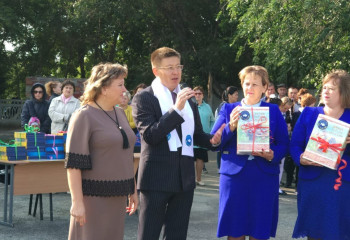 Қостанай ҚХА мектептерге жергілікті авторлардың кітаптарын тарту етті