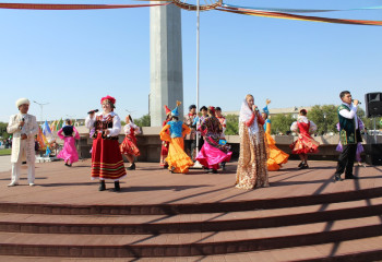 Алматы облысының ҚХА Талдықорғанның туған күнінде ұлттық салттардың театрландырылған көрінісін ұсынды