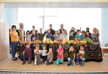 Қостанайдың тәжік-өзбек қауымдастығы Балалар үйіне жарты тоннадан астам жеміс-жидек тарту етті