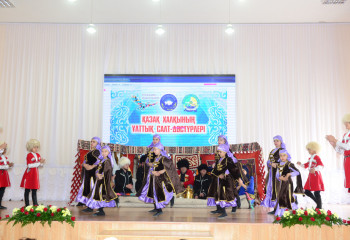 Атырауда түрлі ұлт өкілдері қазақтың салт-дәстүрлерінен көріністер әзірлеп, сахналады