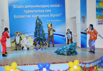 КӨКШЕТАУДАҒЫ АҚАН СЕРІ АТЫНДАҒЫ МӘДЕНИЕТ КОЛЛЕДЖІ СТУДЕНТТЕРІ БАЛАЛАРҒА ЖАҢА ЖЫЛДЫҚ ЕРТЕГІ СЫЙЛАДЫ