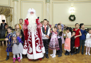 Алматының Достық үйіндегі жаңажылдық шыршаға 600 бүлдіршін жиналды