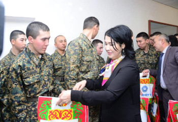 Ел тыныштығын күзетіп жүрген сарбаздар ауылдың сарқытынан дәм татты