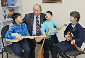 Қарағандыдағы Достық үйінде танымал шебер 100 жылдық тарихы бар домбырамен шеберлік сыныбын өткізді