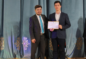 Ақтауда өткен тіл байқауында ағылшын Камс Камуабо мен қарақалпақ қызы бас жүлдені жеңіп алды