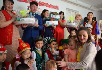 Қостанайдың Достық үйі Бейімдеу орталығына 30 литр тосап пен тұздалған үй тағамдарын  тарту етті