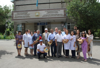   ҚХА Алматыда жаңа туған 11 сәбиге домбыра тарту етті