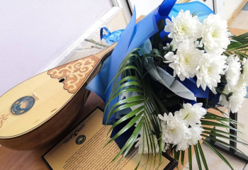 ҚХА Көкшетау мен Петропавлда жаңа туған сәбилердің аналарына бір-бір домбырадан сыйлады