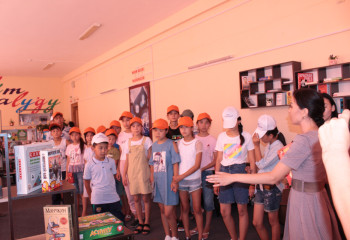 Семейде жазғы лагерьде демалып жатқан Арыстың мектеп оқушылары Достық үйімен танысты