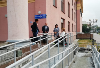 Өскемендегі Достық үйіне мүмкіндігі шектеулі азаматтар орнатылған пандустың арқасында емін-еркін кіре алады