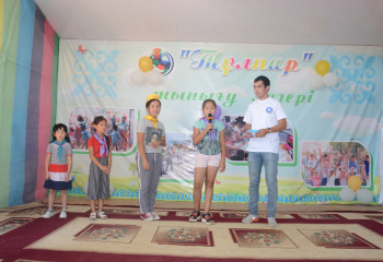 Атырау облысының ҚХА лагерьде демалып жатқан Арыс қаласының мектеп оқушыларына мереке сыйлады