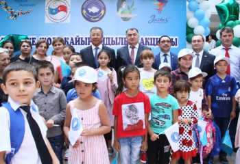 Алматы ҚХА жаңа мектеп оқу жылы қарсаңында аз қамтылған жүзден астам отбасына қолдау көрсетті