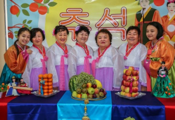 Шеңбер құрып, қол ұстасып әндету – Чхусок мерекесінің ажырамас бөлігі