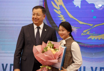 Абайдың қара сөздерін кәріс тіліне аудардық