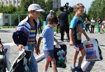 Казахстанцы готовят чужих детей в школу: в стране началась акция «Дорога в школу»