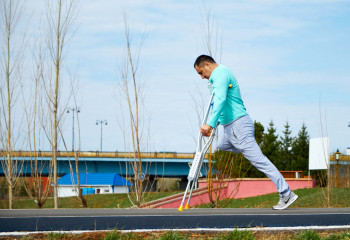 Время жить: «Без ноги бегаю марафоны и играю в хоккей»