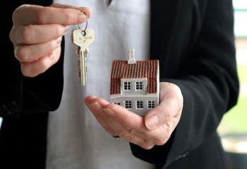 Өрттен үйсіз қалған отбасы жаңа баспаналы болды