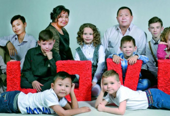 Удивительные судьбы девяти разных детей в семье родителей-«суперменов»