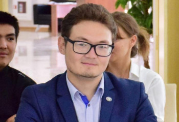 Лидер молодежи АНК устроился в больницу санитаром, чтобы помогать нуждающимся