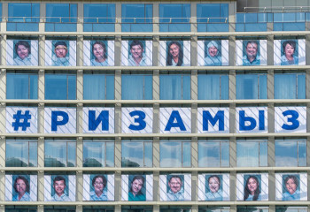 Герои нашего времени: фотографии врачей украсили Нур-Султан