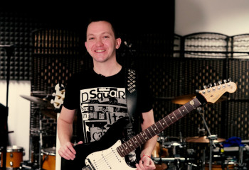 Гитарист-преподаватель Виталий Юрчук