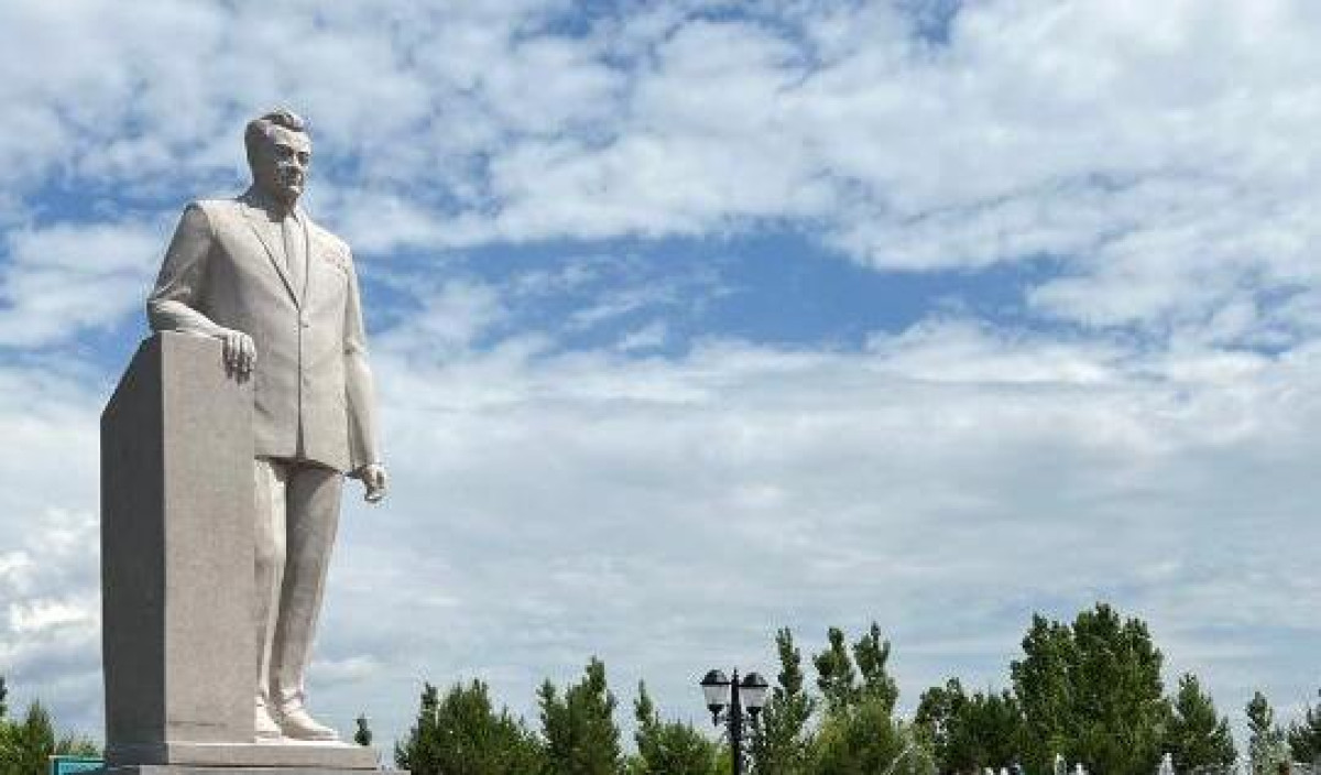 Памятник Динмухамеду Кунаеву открыли в Алматинской области 