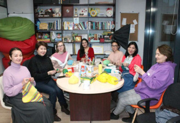 Создавая тепло. Как волонтёры РК согревают недоношенных малышей вязаными изделиями