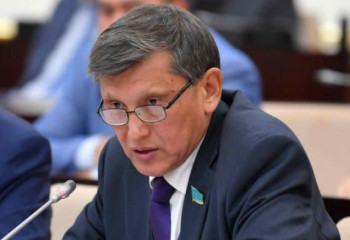 Депутат Нұртөре Жүсіп көк туды қорлаған әншілердің әрекетін сынады