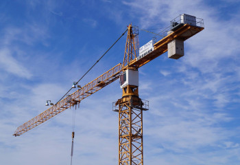 Өскеменде құрылыс краны құлап кетті