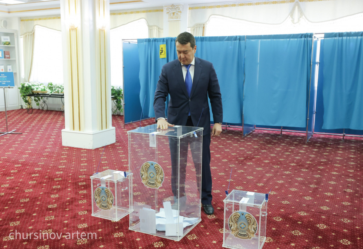 Алихан Смаилов и Аскар Умаров одними из первых проголосовали в Казахстане 