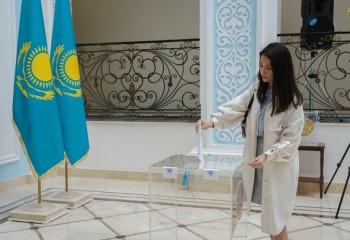 Казахстанцы в России голосуют на референдуме