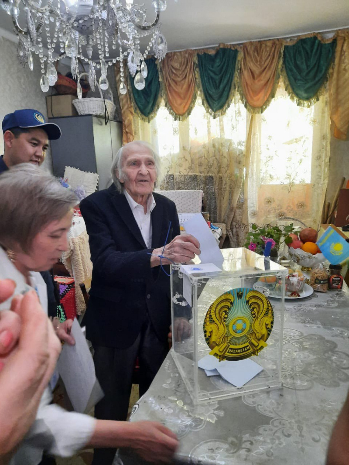 В Алматы проголосовал 100-летний ветеран войны