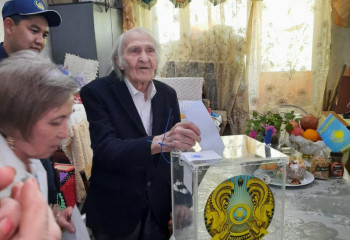 В Алматы проголосовал 100-летний ветеран войны