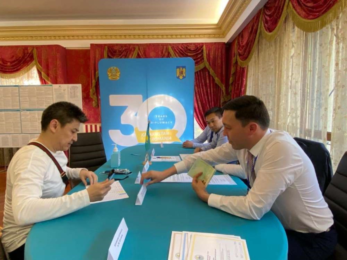Казахстанцы голосуют в Бухаресте за поправки в Конституцию РК