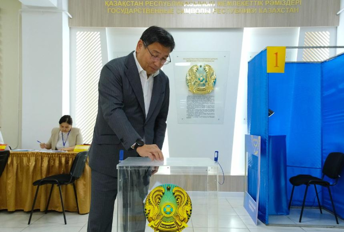 Алматы әкімі референдумға жұбайымен бірге келді