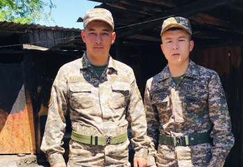 Алматыда әскери қызметшілер ер адамды өрттен құтқарып қалды