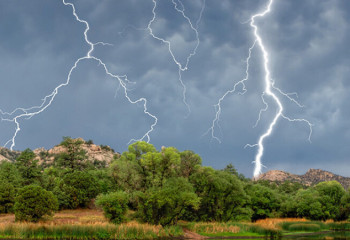 Бүгін найзағай ойнап, бұршақ жауады
