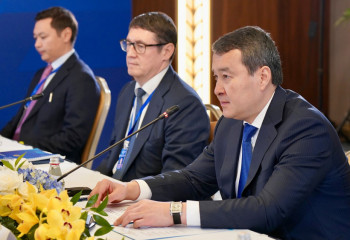 Әлихан Смайылов J.P. Morgan және TotalEnergies басшыларымен кездесті