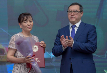 Үздік медицина қызметкерлері марапатталды