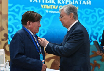 Президент Мұхтар Шахановқа «Қазақстанның Еңбек Ері» атағын берді