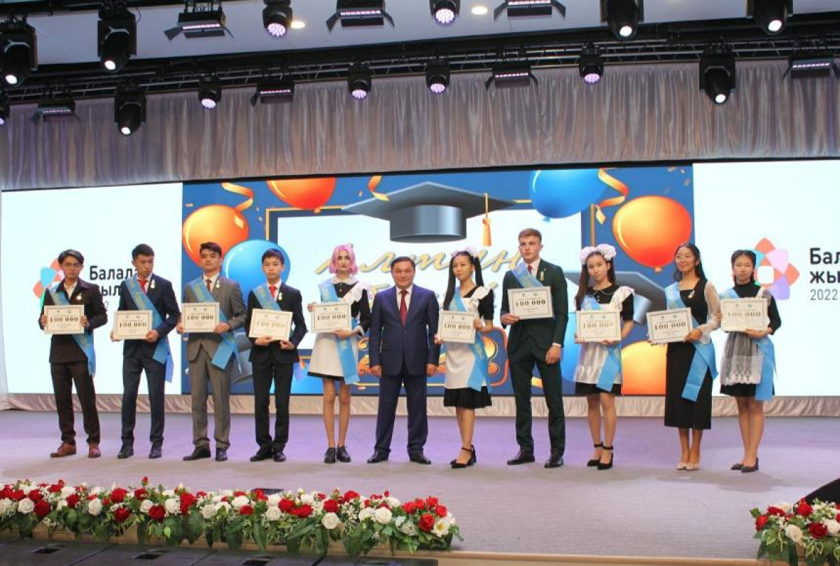 «Алтын белгi» вручили 270 выпускникам в Акмолинской области