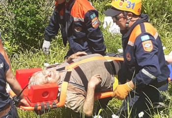 Спасатели вызволили водителя с упавшего в обрыв автомобиля