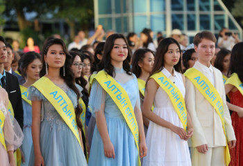 Алматы әкімі озат түлектерді марапаттады