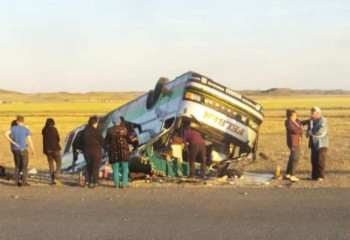 Абай облысында жолаушылар автобусы аударылып қалды