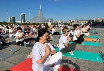 Министр здравоохранения занялась йогой на свежем воздухе 