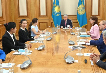 Президент  шахматтан Қазақстан әйелдер құрамасының мүшелерімен кездесті