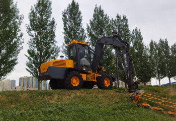 Есіл арнасы арам шөптен тазартылып жатыр