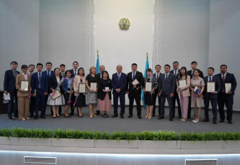 ИИДМ басшысы әріптестерін мемлекеттік қызметші күнімен құттықтады