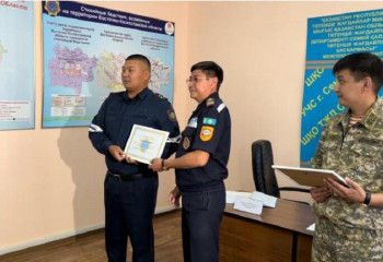 Полицейских наградили за спасение человека в Семее