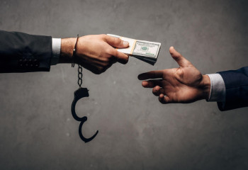 Семь сотрудников инспекции транспортного контроля осуждены за системную коррупцию в ВКО